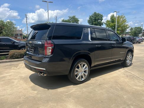 Used 2022 Chevrolet Suburban High Country w/ Premium Package AWD/4WD image 3