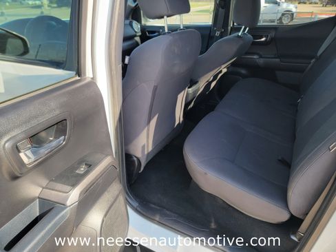 Used 2018 Toyota Tacoma TRD Off-Road w/ Technology Package image 13