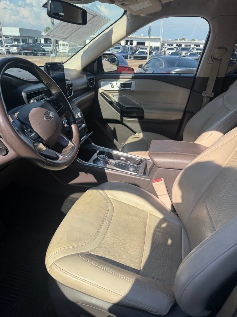 Used 2020 Ford Explorer Platinum w/ Premium Technology Package AWD/4WD image 11