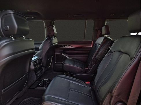 Used 2024 Jeep Wagoneer Series II AWD/4WD image 10