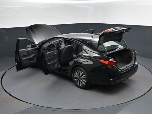 Used 2025 Nissan Altima 2.5 SV FWD image 2