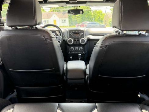 Used 2017 Jeep Wrangler Sahara w/ Connectivity Group AWD/4WD image 19