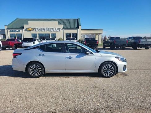 Used 2024 Nissan Altima 2.5 SV image 18