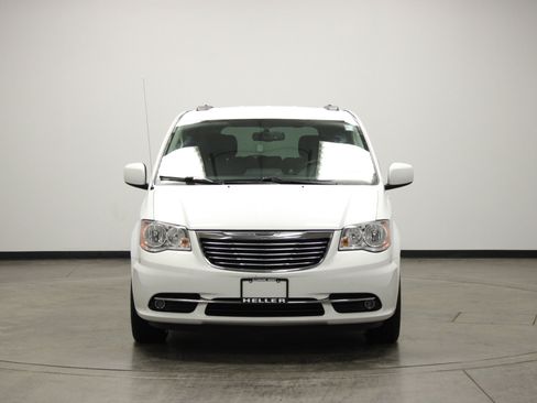 Used 2014 Chrysler Town & Country Touring image 3