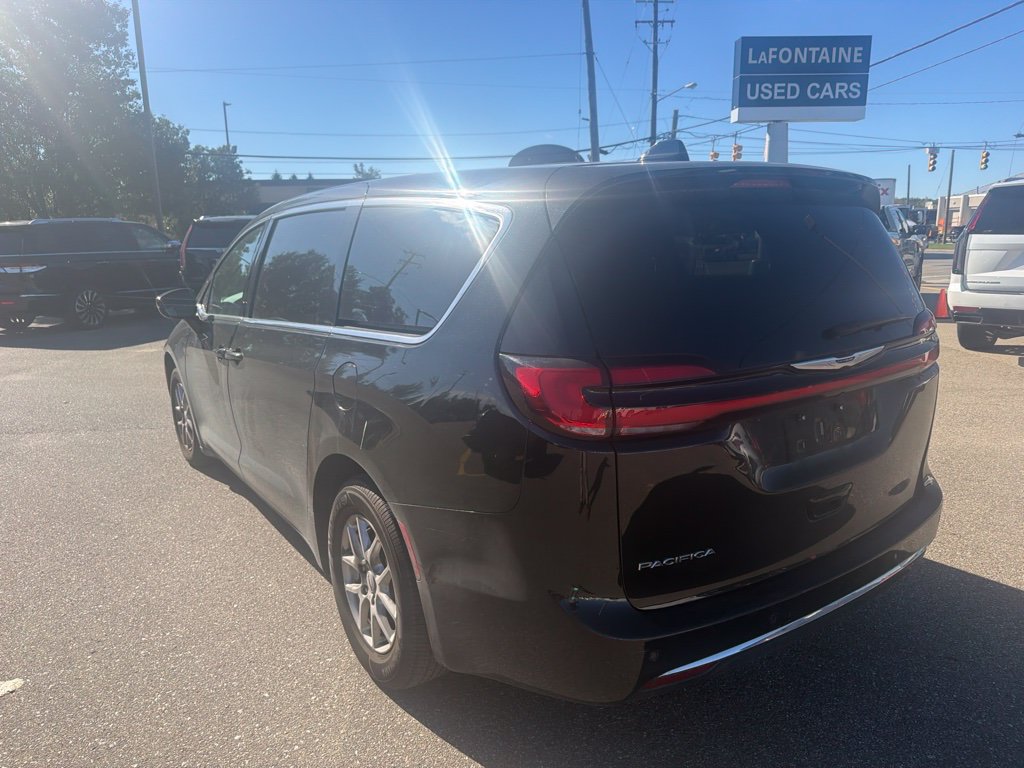 Used 2025 Chrysler Pacifica Select FWD image 8