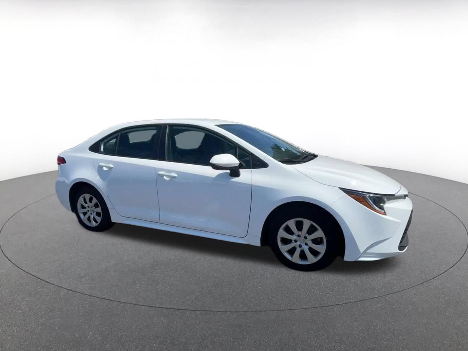 Used 2025 Toyota Corolla LE FWD image 2