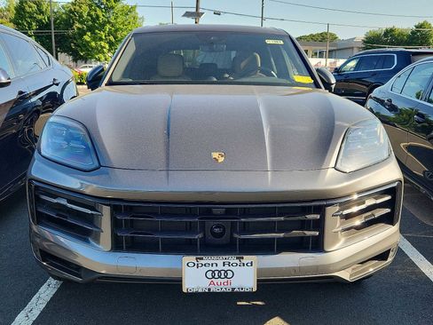 Used 2025 Porsche Cayenne E-Hybrid AWD/4WD image 2