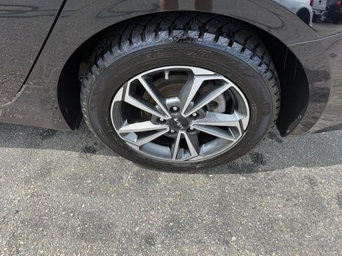 Used 2023 Kia Forte LXS w/ LXS Technology Package FWD image 5