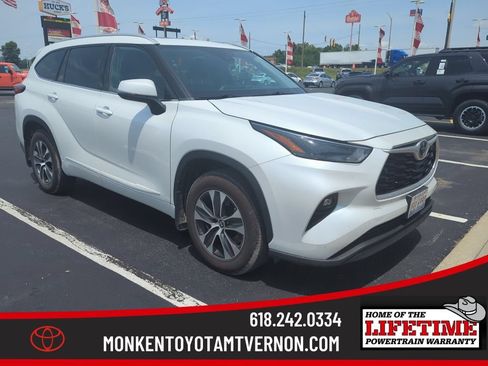 Used 2022 Toyota Highlander XLE AWD/4WD image 1