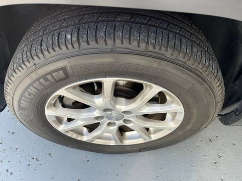 Used 2015 Jeep Cherokee Latitude w/ Cold Weather Group AWD/4WD image 8