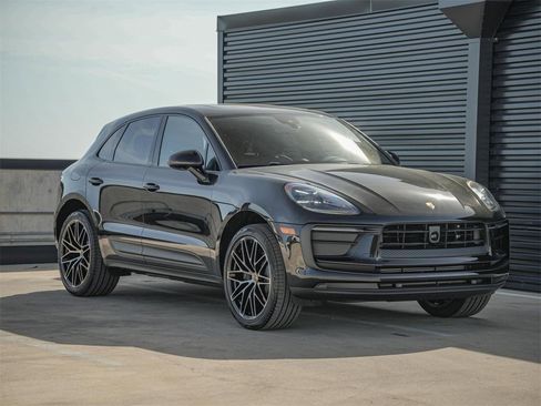 Certified 2025 Porsche Macan image 12