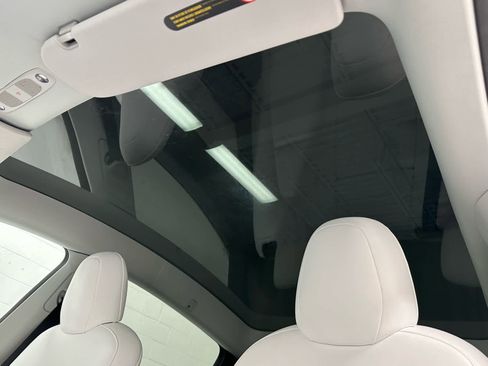 Used 2022 Tesla Model Y Long Range image 36