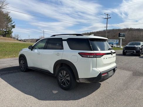 Used 2024 Nissan Pathfinder SV image 3