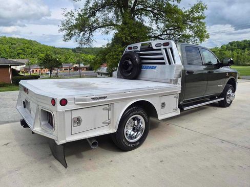 Used 2022 RAM 3500 Tradesman w/ Chrome Appearance Group AWD/4WD image 4
