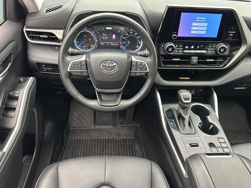Used 2024 Toyota Highlander XLE AWD/4WD image 12