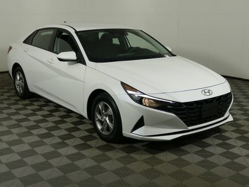 Used 2022 Hyundai Elantra SE FWD image 1