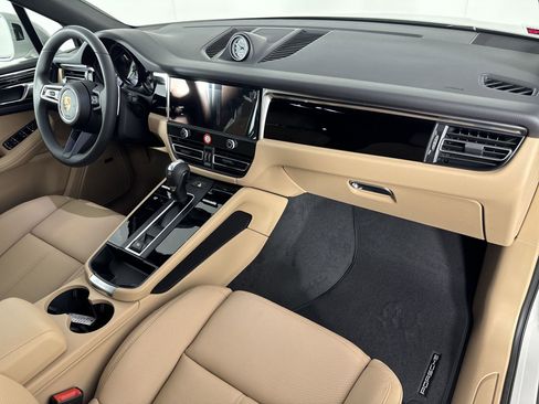 Certified 2025 Porsche Macan image 30