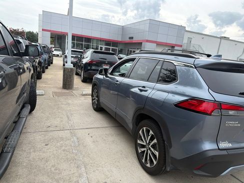 Used 2022 Toyota Corolla Cross XLE w/ Convenience Package FWD image 6