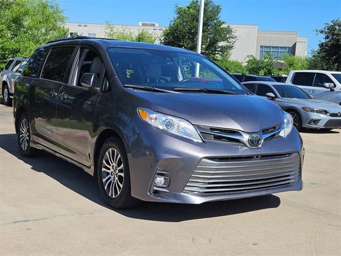 Used 2020 Toyota Sienna XLE image 2