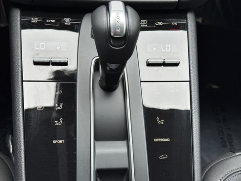 Certified 2025 Porsche Macan image 24