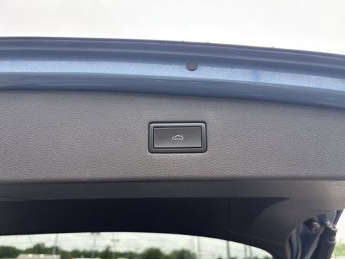 Used 2018 Volkswagen Tiguan SEL AWD/4WD image 16
