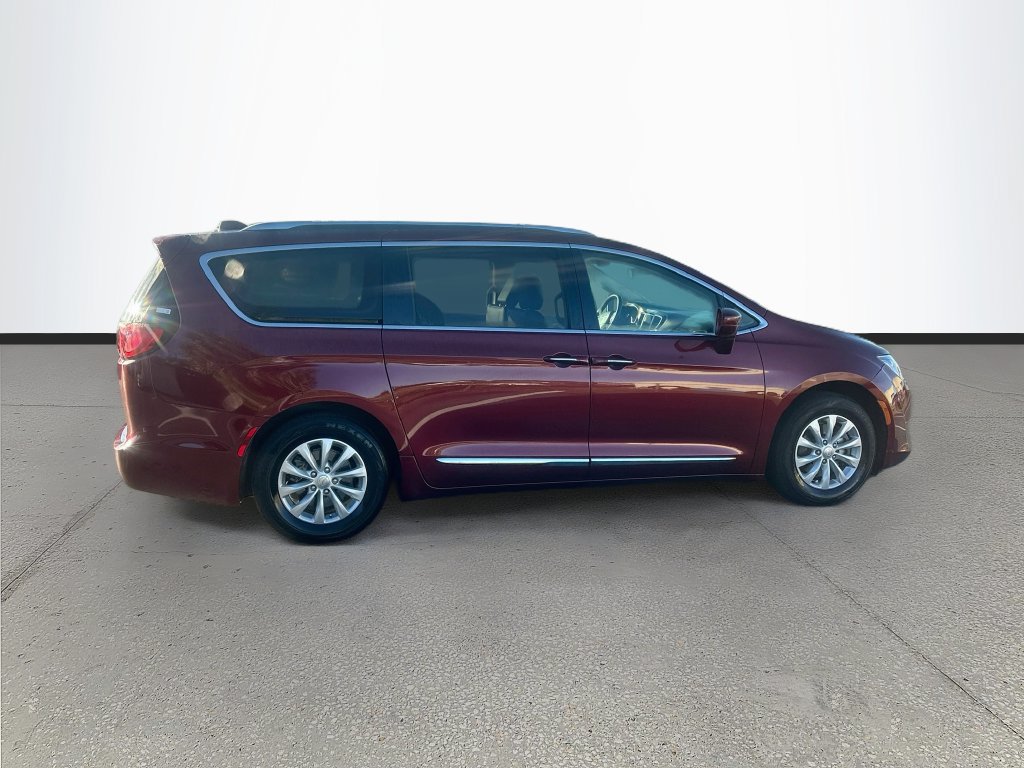 Used 2018 Chrysler Pacifica Touring-L FWD image 8