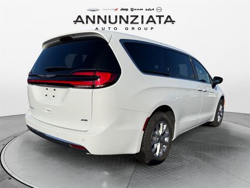 Certified 2025 Chrysler Pacifica Select image 5