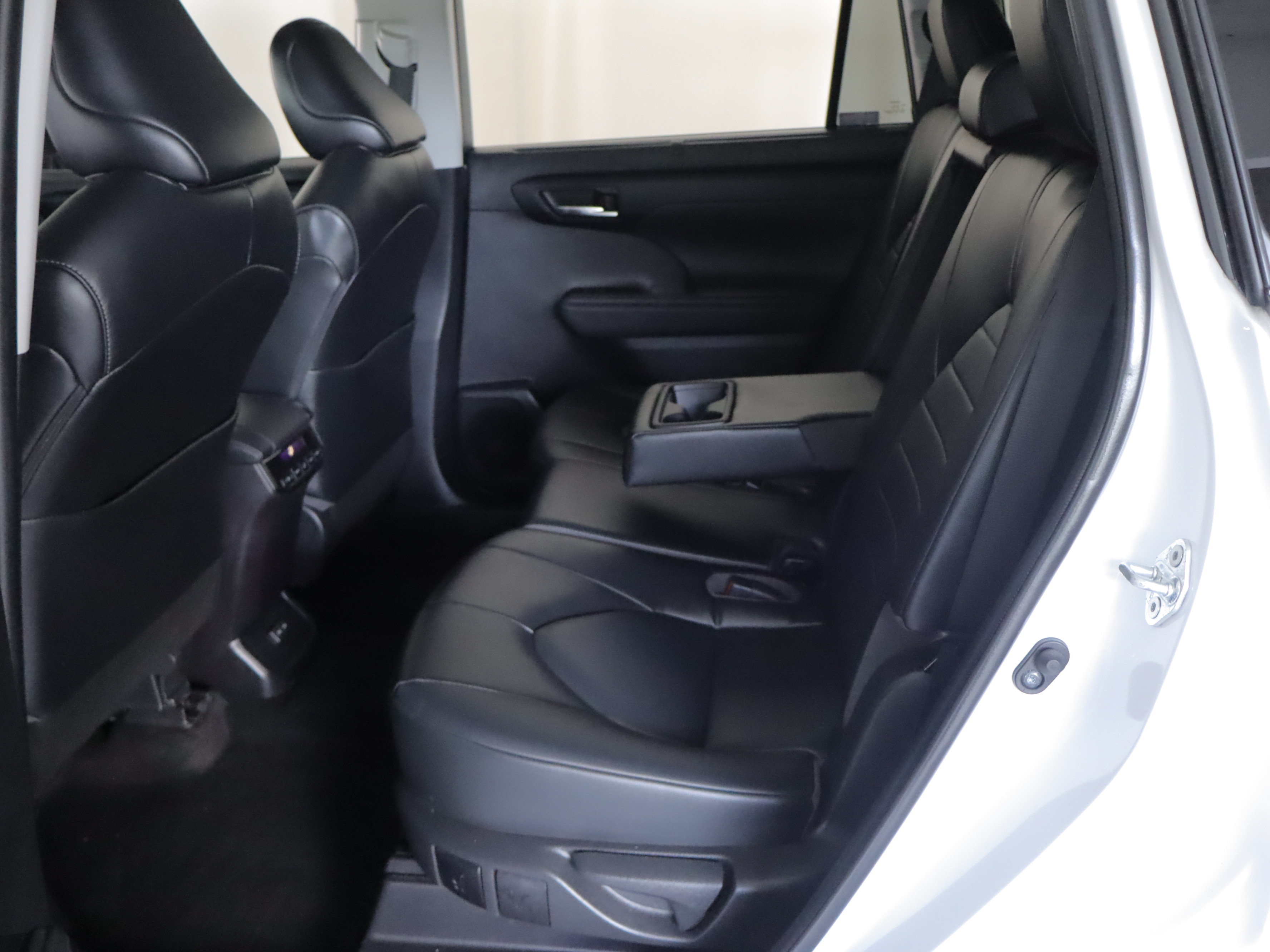 Used 2022 Toyota Highlander XLE AWD/4WD image 9