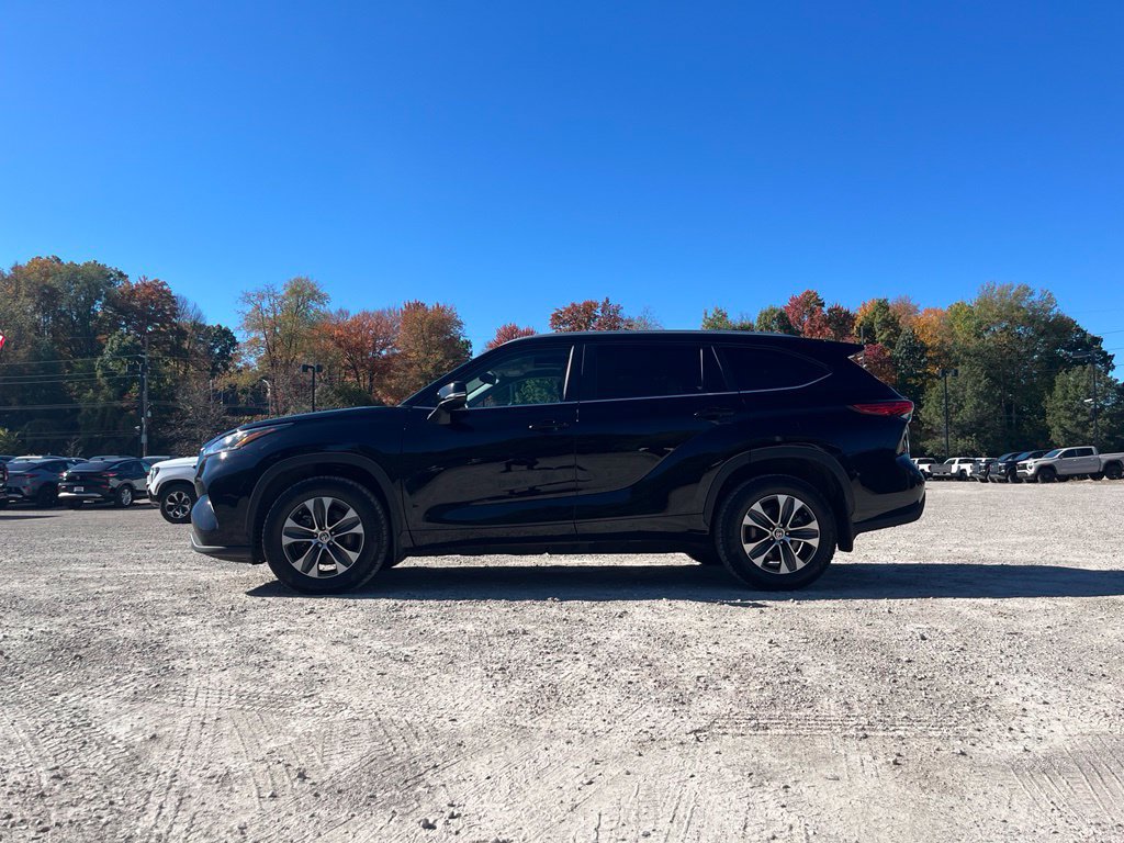 Used 2023 Toyota Highlander XLE AWD/4WD image 16