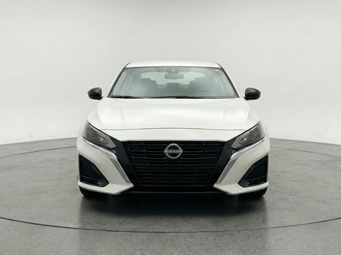 Used 2025 Nissan Altima 2.5 SV FWD image 2