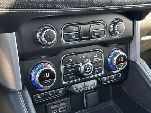 Used 2021 GMC Yukon XL SLT w/ SLT Premium Package image 17