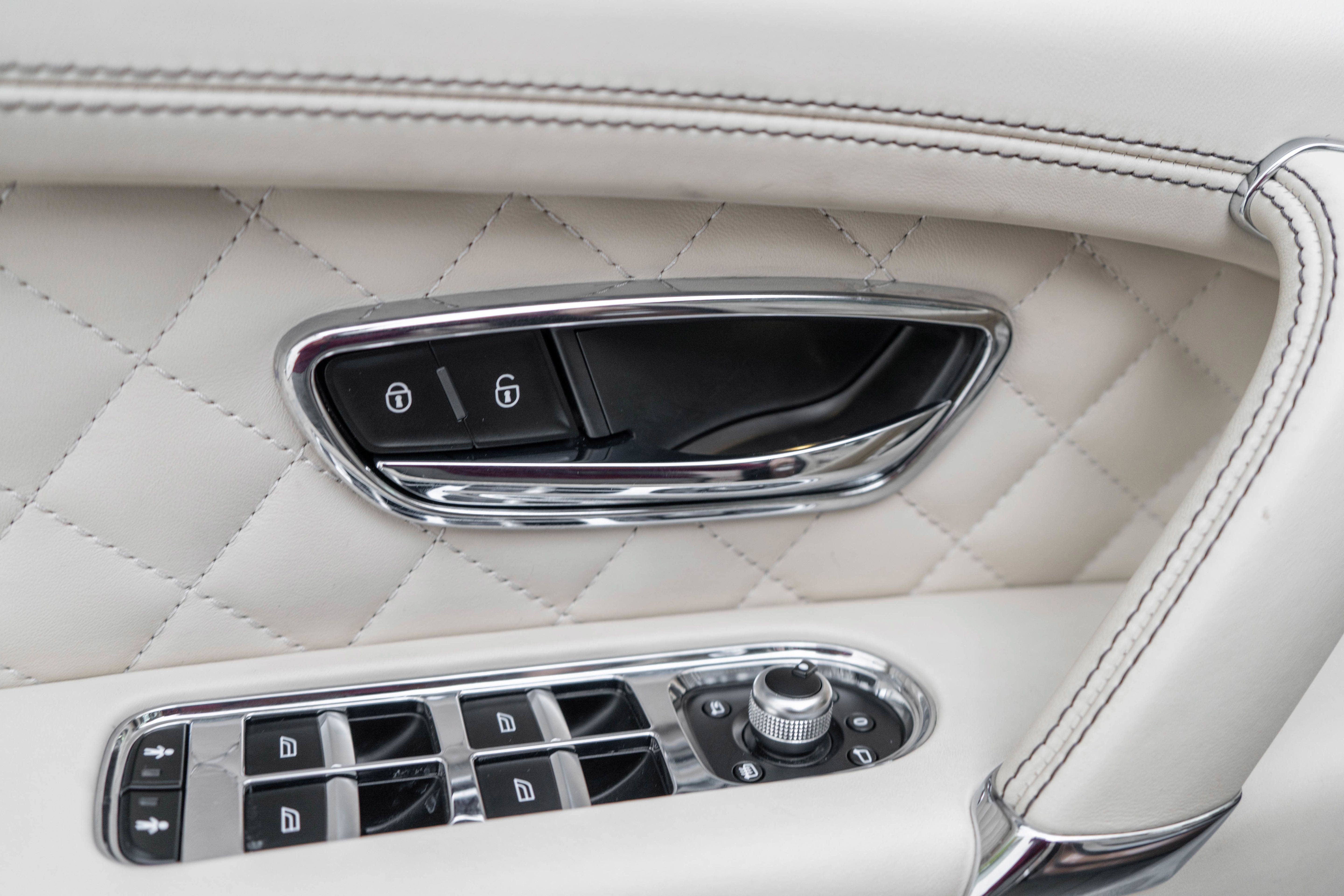 Used 2017 Bentley Bentayga AWD/4WD image 11
