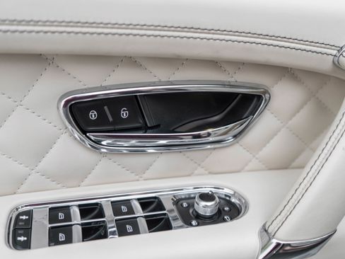 Used 2017 Bentley Bentayga image 11