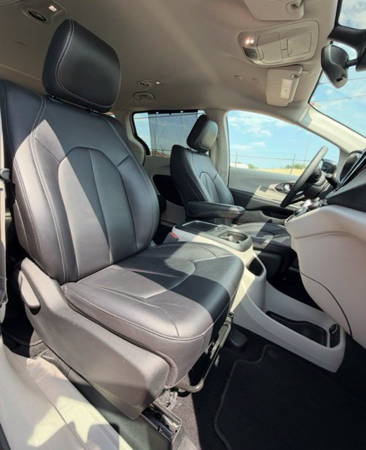Used 2024 Chrysler Pacifica Touring-L FWD image 16