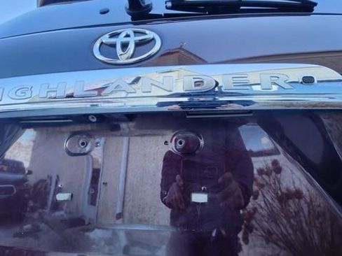 Used 2012 Toyota Highlander SE w/ Tow Pkg image 25