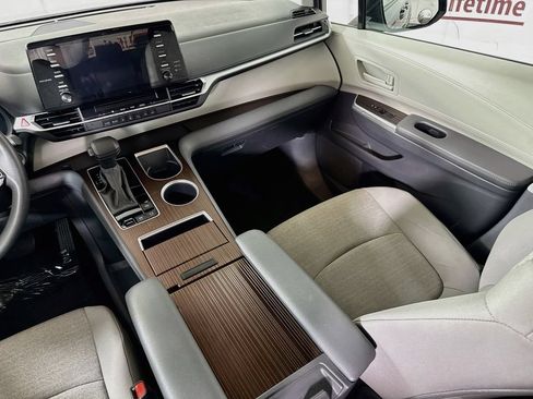 Certified 2024 Toyota Sienna LE FWD image 25