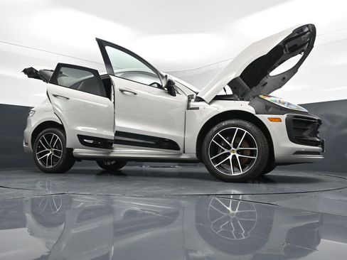 Used 2025 Porsche Macan AWD/4WD image 33