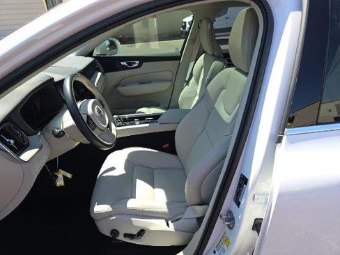 Used 2023 Volvo XC60 B5 Plus AWD/4WD image 5