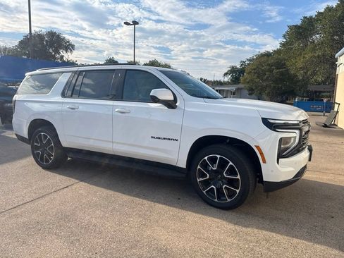 Used 2026 Chevrolet Suburban RST RWD image 3