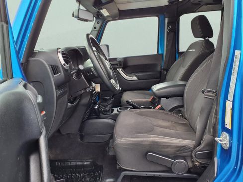 Used 2015 Jeep Wrangler Unlimited Rubicon w/ Connectivity Group image 22