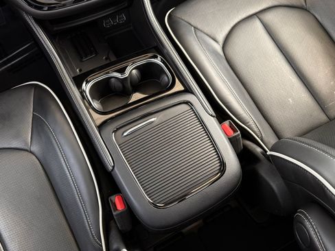 Used 2025 Chrysler Pacifica Limited FWD image 34