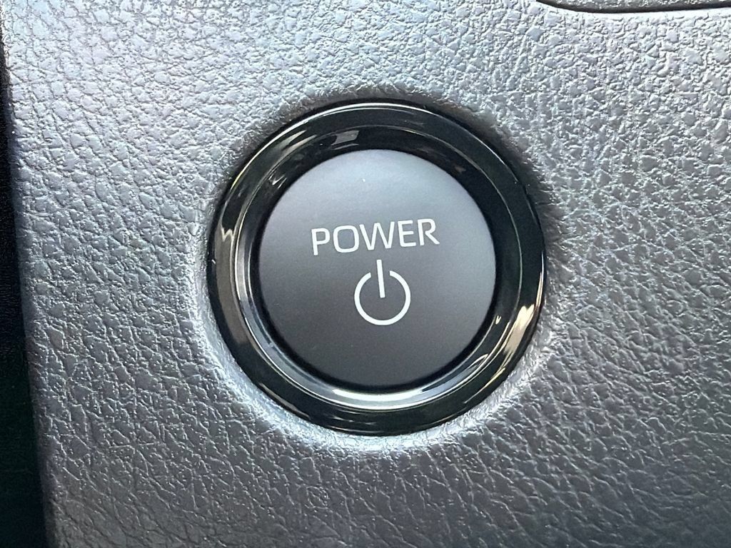 New 2026 Toyota Camry Hybrid FWD image 36