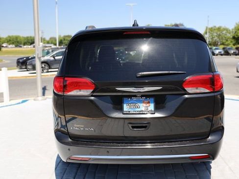 Used 2019 Chrysler Pacifica Touring-L Plus w/ Advanced Safetytec Group FWD image 4
