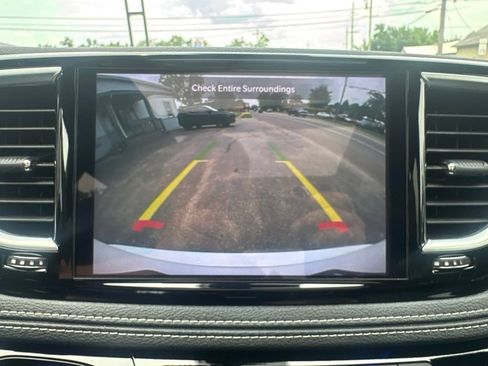 Used 2025 Chrysler Pacifica Limited FWD image 38