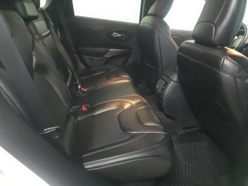 Used 2019 Jeep Cherokee Latitude Plus w/ Cold Weather Group AWD/4WD image 7