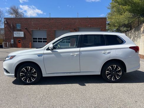 Used 2018 Mitsubishi Outlander SEL image 2