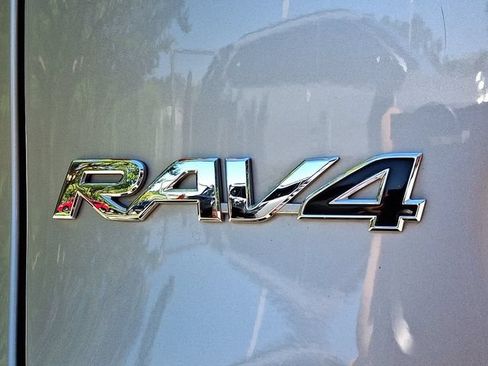 Used 2022 Toyota RAV4 XLE AWD/4WD image 31