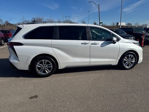Used 2023 Toyota Sienna Limited image 11
