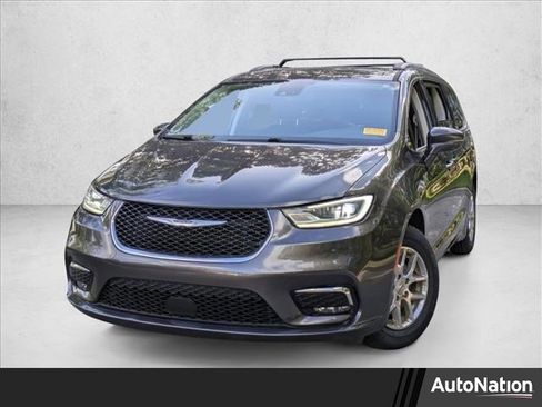 Used 2022 Chrysler Pacifica Touring-L image 1