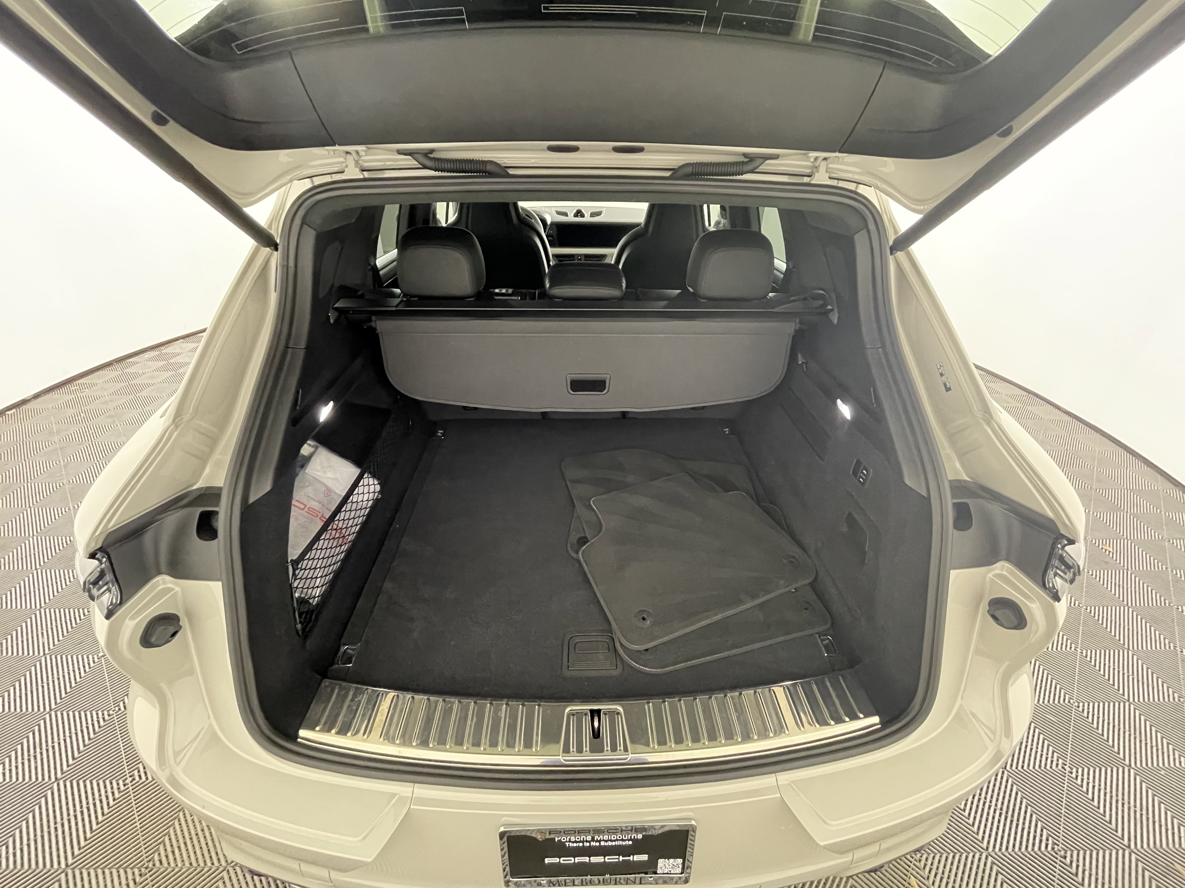 Used 2025 Porsche Cayenne GTS AWD/4WD image 21